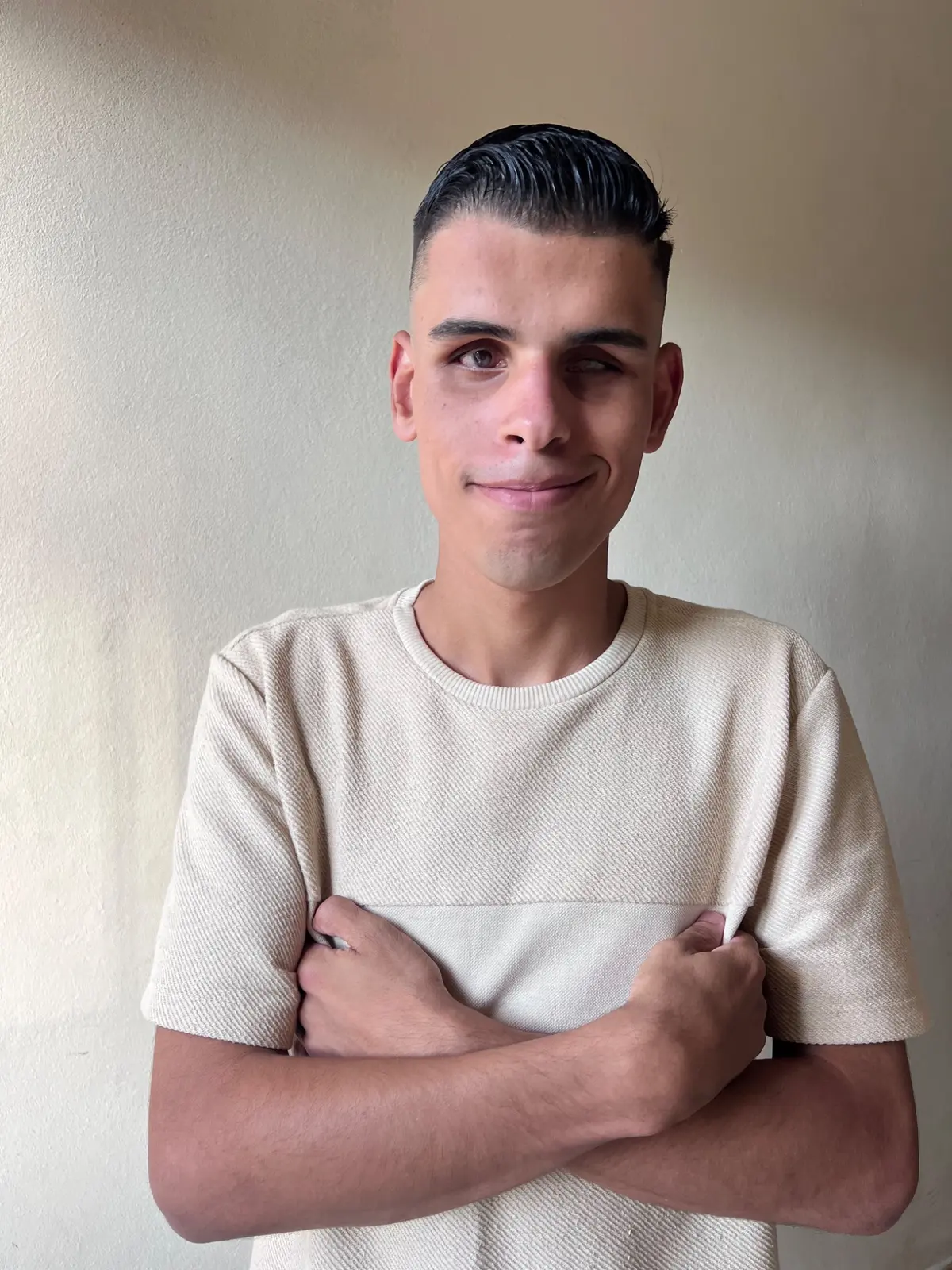 Enzo Arantes em retrato, com os braços cruzados